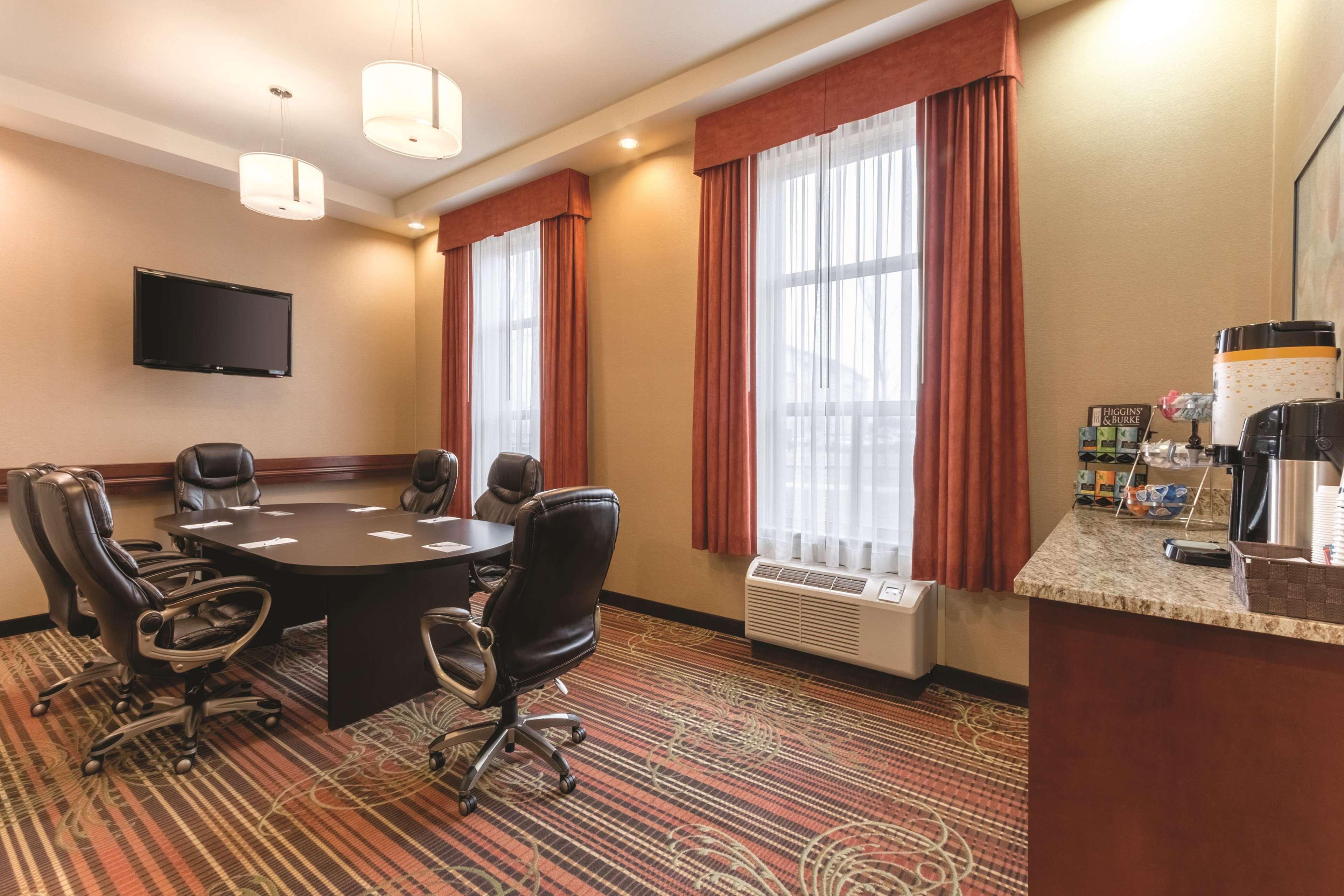 Hampton Inn By Hilton Edmonton South Exteriör bild
